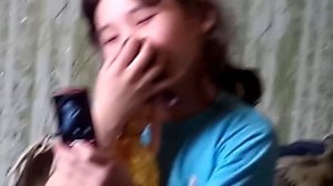 Моя сестренка целуется с куклой ! : D