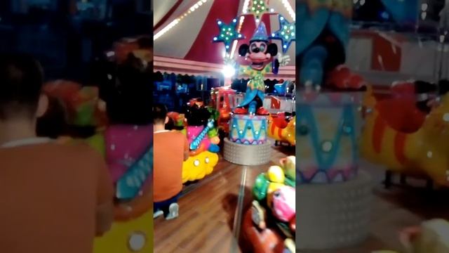 Lunapark Sayra'nın dönen arabalarla eğlencesi смотреть онлайн