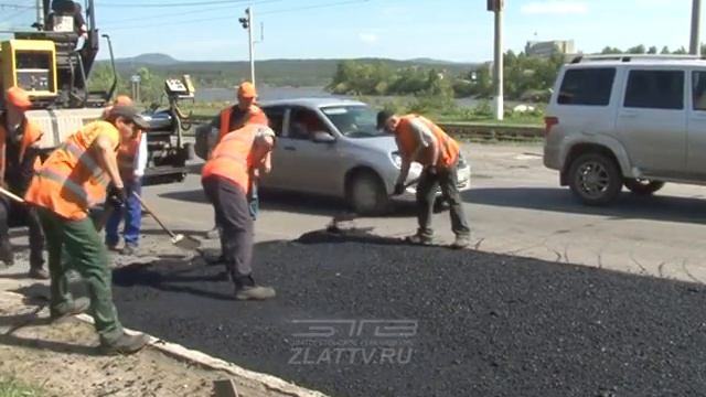 На Петровском мосту начали латать дыры смотреть онлайн