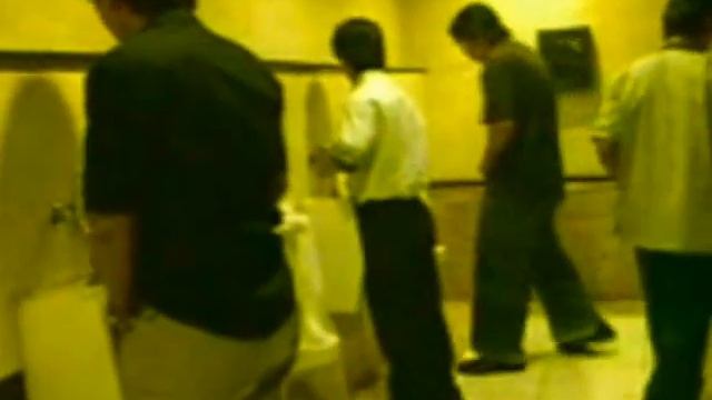 Inside man's toilet, 100% candid смотреть онлайн