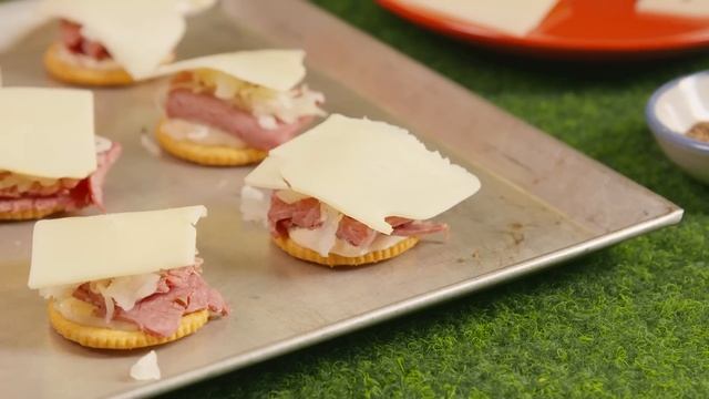 Mini Ritz Reubens | Delish + Nabisco + Coca-Cola + Coors Light смотреть онлайн
