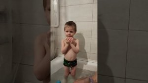 1 сезон. 5 серия. Дети продолжают купаться и играть в ванной.