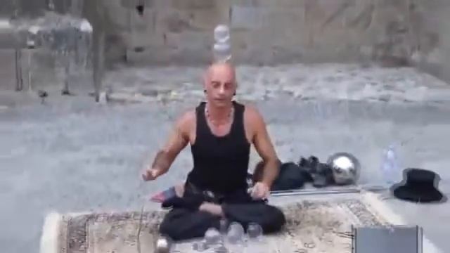 Уличный иллюзионист ломает законы физики смотреть онлайн
