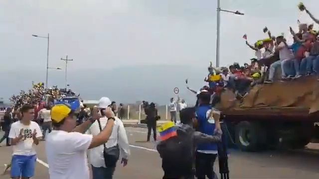 Грузовики с "гуманитарной помощью" на мосту Tiendita медленно двигаются в направлении Венесу смотреть онлайн