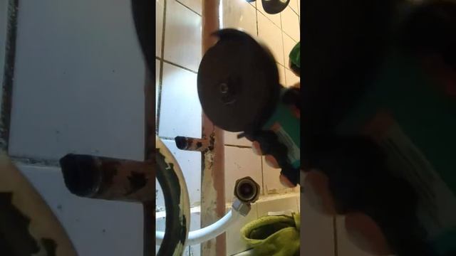 Сварщик ленивая жпа не захотел варить, решил нарезать резьбу! смотреть онлайн