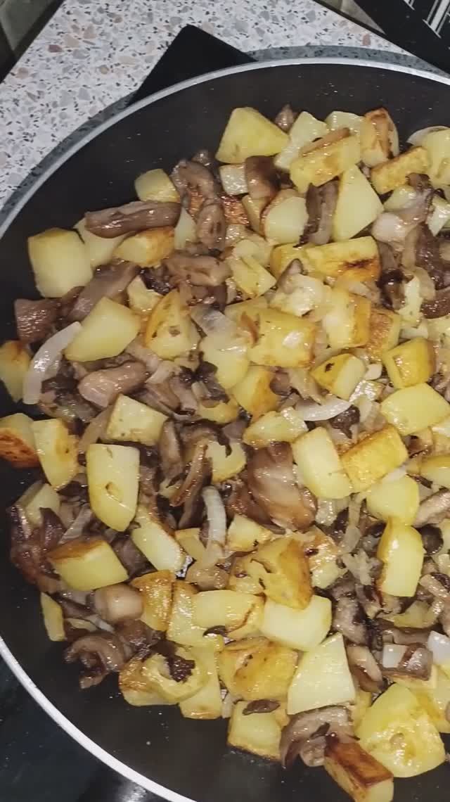 Идея для ужина.Жареная картошка с грибами.