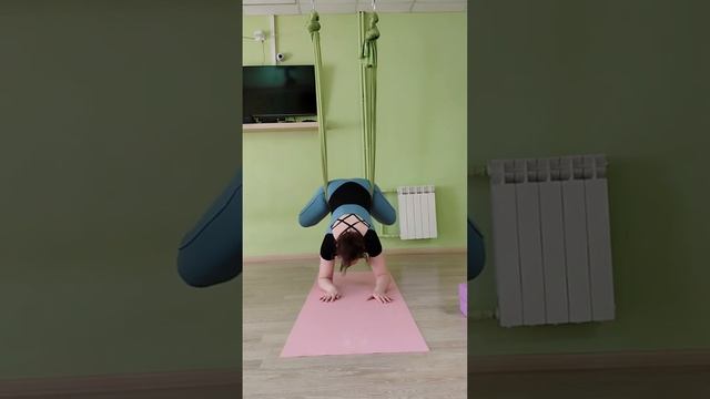 Аэройога. Стойка на предплечьях из виса Воздушная бабочка. смотреть онлайн