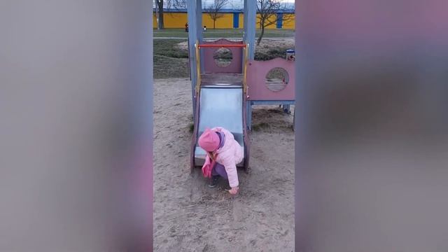 Мия на прогулке 👧☀️ смотреть онлайн