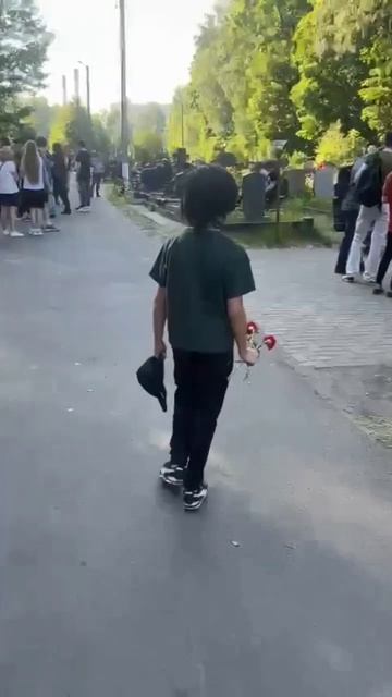 если что цветы я поставил #цойжив #Цой #могила #Питер смотреть онлайн