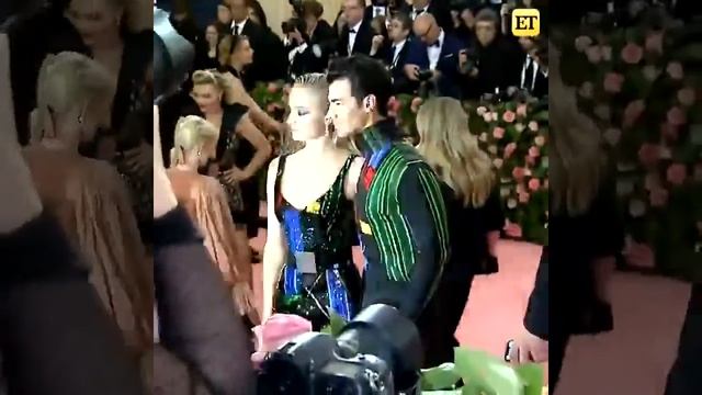 Joe Jonas and Sophie Turner take their first red carpet as a married couple! смотреть онлайн