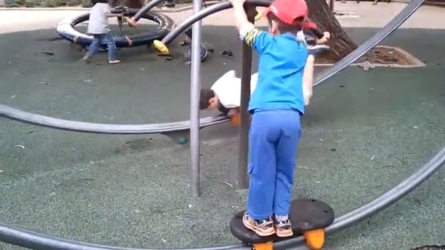 Обезьянки на площадке смотреть онлайн