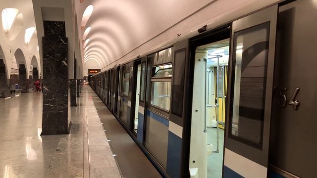 Метропоезд 81-740.4 на станции Волоколамская смотреть онлайн