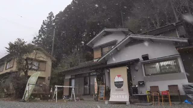 Японская кухня. Семейное кафе, расположенное в заснеженных горах! смотреть онлайн