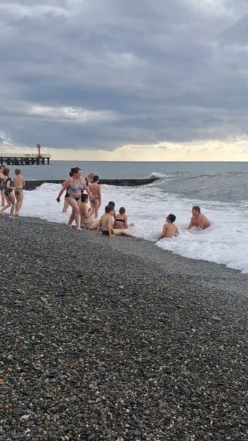 АДЛЕР. Пляж "Чайка" Волны .. смотреть онлайн