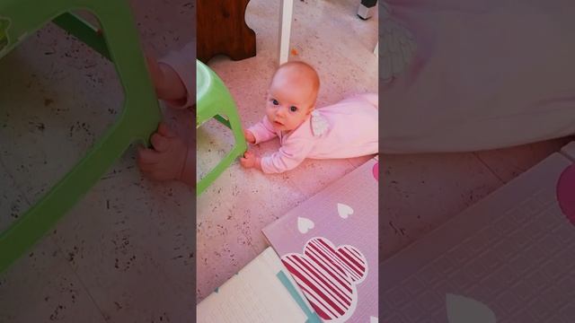 Ваши дети и Вы в какую сторону сначала научились ползать? Как Стефания 145 день пятится или вперёд? смотреть онлайн