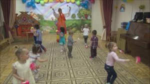 Танец с цветами. Танцуют малыши 2-3 года.