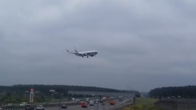 Boeing 737-800NG "Atran Cargo" "VQ-BFT" посадка в международном аэропорту Внуково VKO. смотреть онлайн