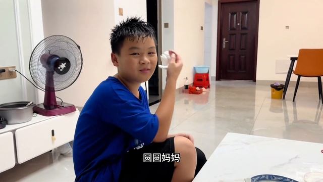 小何教三哥切菜，男朋友炒菜三哥在旁边学习，陪伴孩子的每个周末 смотреть онлайн
