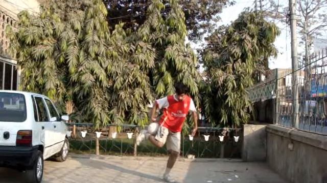 Football Freestyle Tutorials 110: Weak Flamingo смотреть онлайн