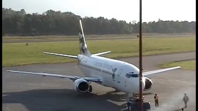 Cayman Airways B737-300 Arrival at La Ceiba MHLC, Honduras смотреть онлайн
