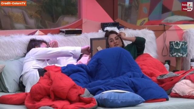 Bigg Boss 13 : Shehnaz Gill Ne Asim Riaz Or Rashami Desai Ko Dikhai Apni Family Photo | Day 121 смотреть онлайн