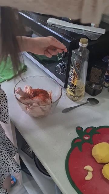 Куринные окорочка с красным жгучим перцем и приправой паприка Ням-ням смотреть онлайн