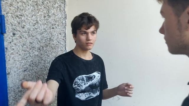 КАКОЙ-ТО ПОДЛЕЦ ПРИСТАЛ К МОЛОДЫМ ЖУРНАЛИСТАМ смотреть онлайн