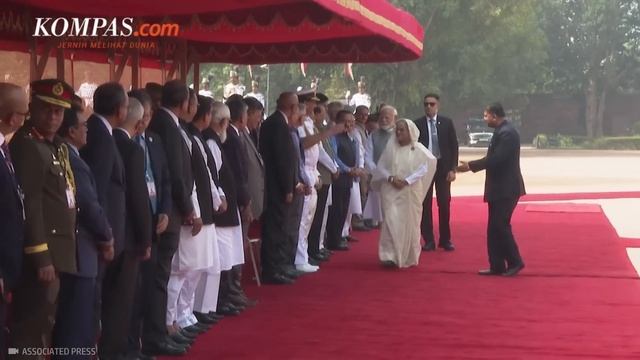 PM Bangladesh Mundur dan Kabur ke Luar Negeri Usai Demo Rusuh, Militer Ambil Alih смотреть онлайн