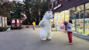 Белый медведь-аниматор: поздравляем именинника!