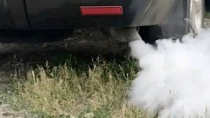 большой дым из глушителя автомобиля почему дымит машина рассказал