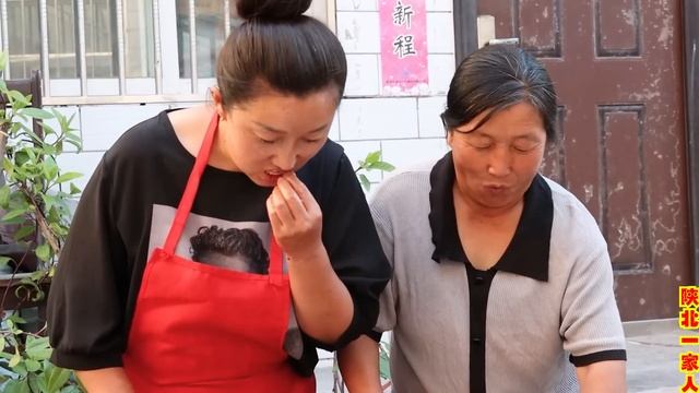 早上和爸妈种荞面，种完之后来上一碗热气腾腾的羊杂碎，让人十分满足【陕北一家人】 смотреть онлайн