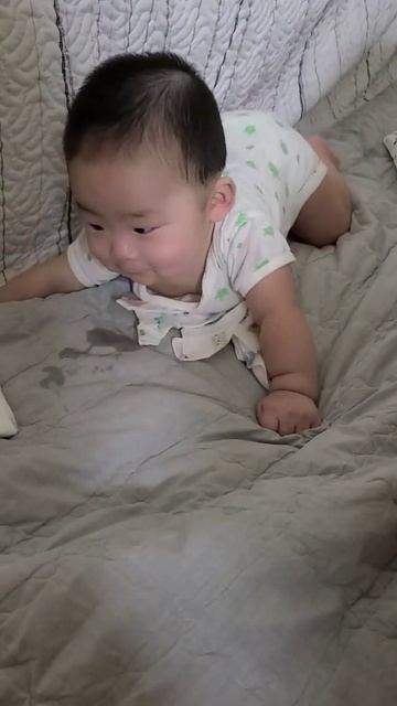 잠들기 직전♡ 슈퍼맨 자세하고 놀기#생후142일 4개월 아가 смотреть онлайн