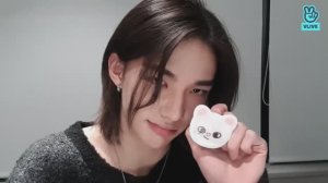 Stray Kids Vlive. 
Трансляция Хёнджина (Feb 19 2021) .Привет 😉