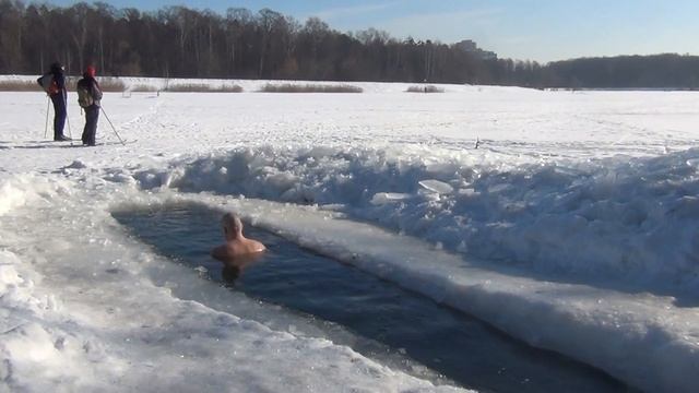 24.02.2013 Купание в проруби ч.1 смотреть онлайн