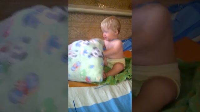 Super Sasha смеется от игры с подушкой. Мальчик хохотун. смотреть онлайн