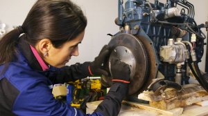 ВПИХНУТЬ НЕВПИХУЕМОЕ! Замена двигателя, пересборка гидравлики и разборка погрузчика.