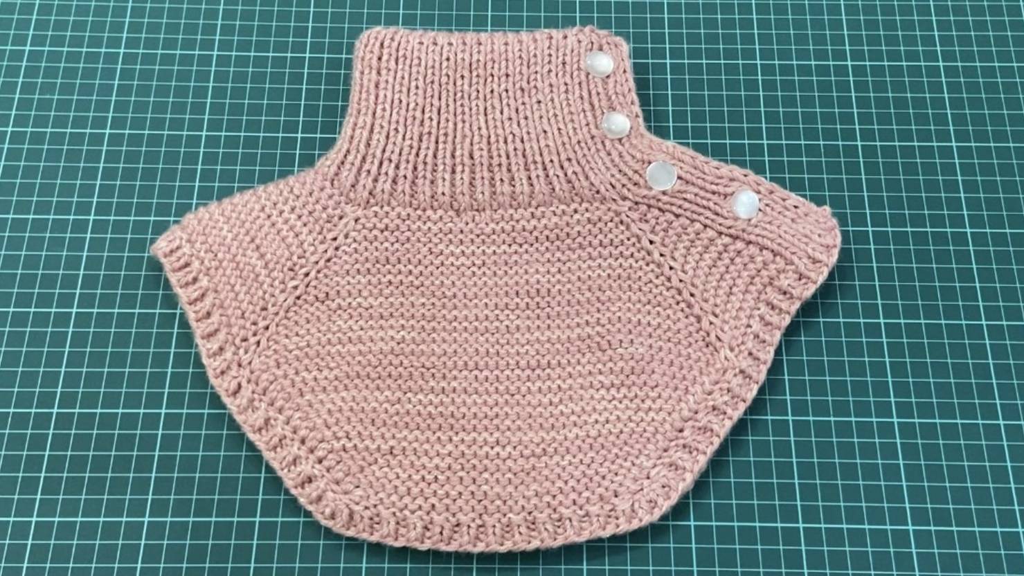 Детская манишка спицами  [Детская манишка на пуговицах]