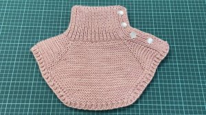 Детская манишка спицами  [Детская манишка на пуговицах]