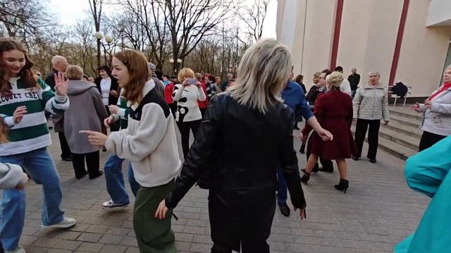 30.03.24г..."Ах,Ночь"... гр.Курнуц...звучит на танцполе в Гомельском парке... смотреть онлайн