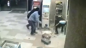 Ограбление двух банкоматов за минуту