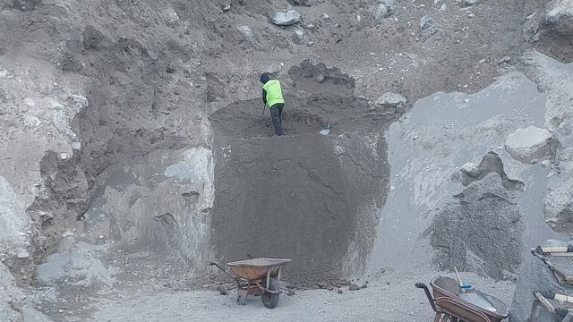 Строительство, шахтёрам надо засыпать сухой песок смотреть онлайн