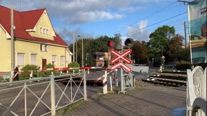 ЖД переезд на станции «Пионерский Курорт». Прибытие и отправление «Ласточки»