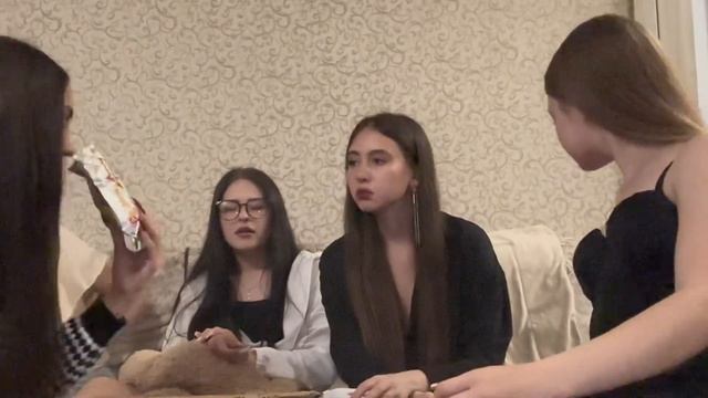 пробуем АЗИАТСКИЕ чипсы с ПОДРУГАМИ❗️ смотреть онлайн