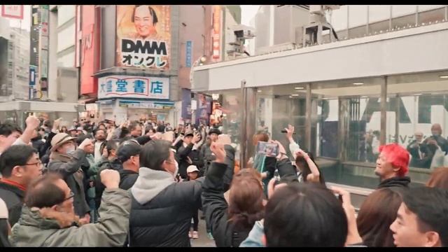 渋谷スクランブル交差点前ライブ смотреть онлайн