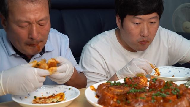 [우족찜] 매콤하게 요리한 우족찜에 주먹밥까지~ (Braised spicy cow foot & Rice balls) 요리&먹방!! - Mukbang eating show смотреть онлайн