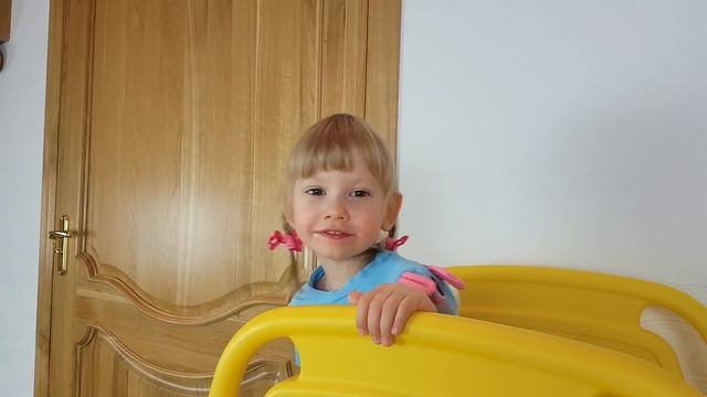 Alena makes friends for herself and plays games with them смотреть онлайн