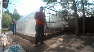 Кроем теплицу . Как покрыть теплицу поликарбонатом . сварной