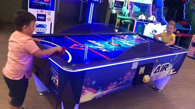 Кира играет Хоккей с Димкой смотреть онлайн