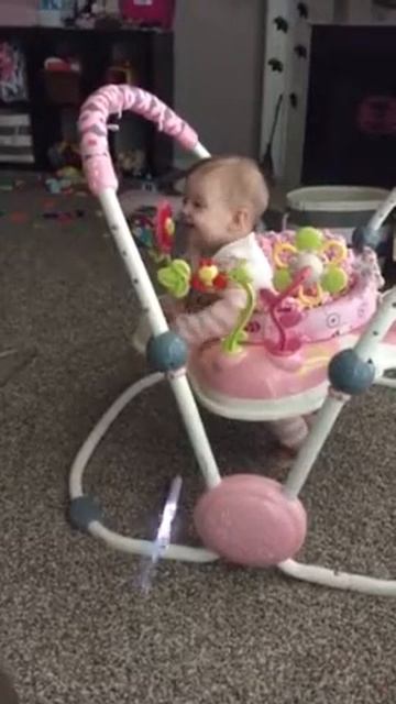 Emmie's pterodactyl noise смотреть онлайн