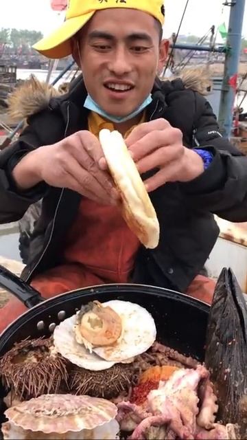 Amazing Man Eating Sea Food Delicious-맛있는 바다 음식을 먹는 놀라운 남자-رجل مدهش يأكل المأكولات البحرية اللذيذة смотреть онлайн